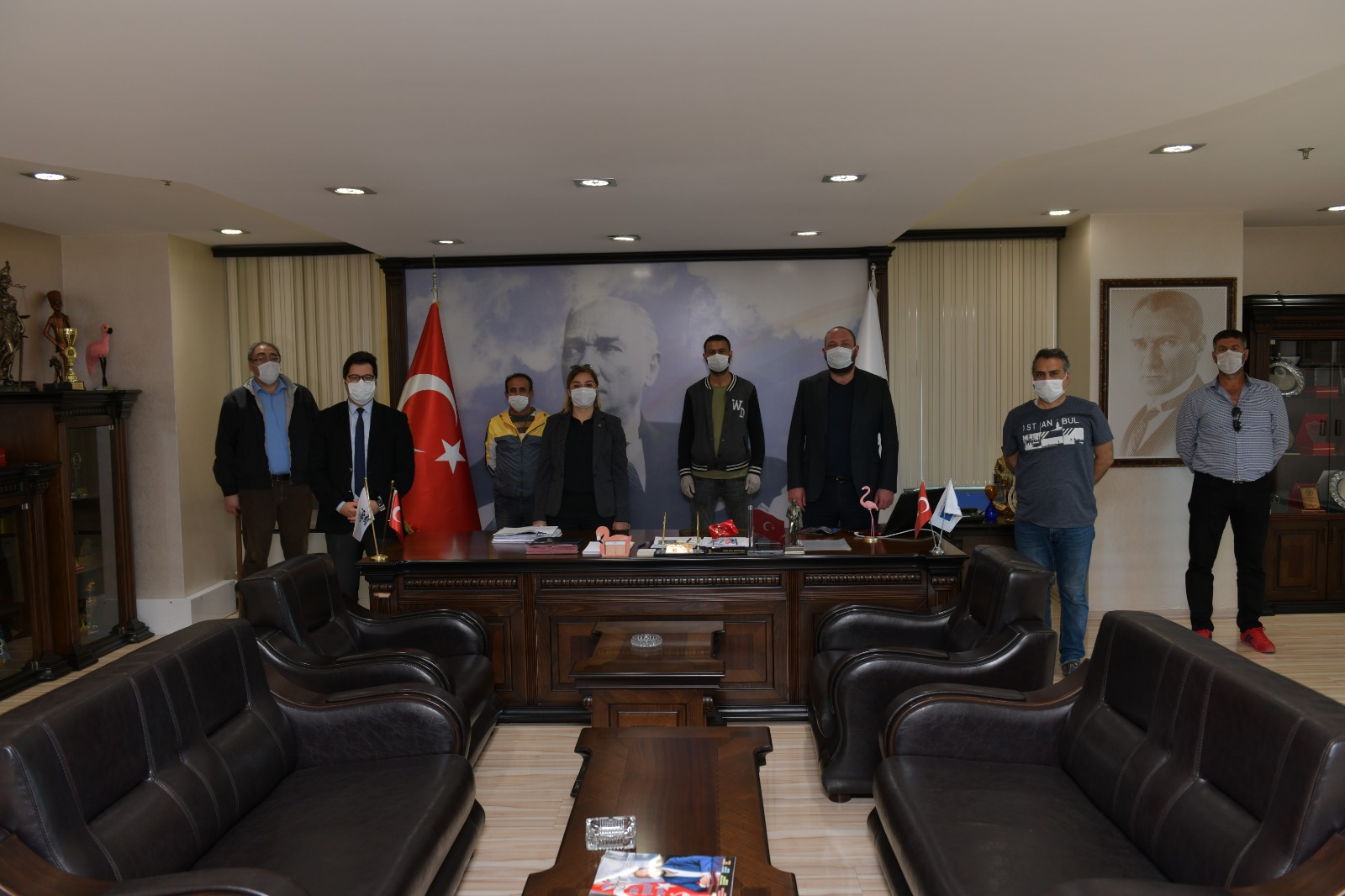 ÇİĞLİ BELEDİYE BAŞKANI GÜMRÜKÇÜ'DEN EMEKÇİLERE COVİD-19 PRİMİ