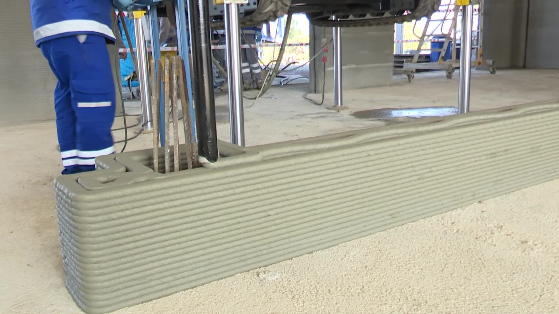 İMAMOĞLU, TÜRKİYE'NİN İLK 3D BETON YAZICI TEKNOLOJİSİ KULLANILARAK İNŞA EDİLEN BİNASINI GEZDİ