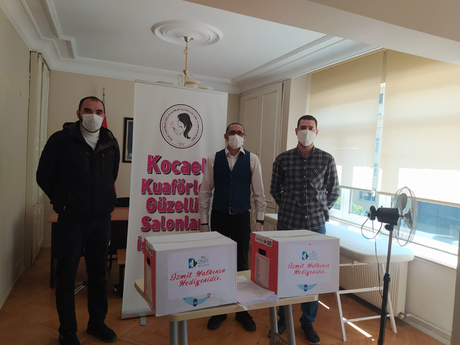 İZMİT BELEDİYESİ'NDEN KUAFÖRLERE İHTİYAÇ KOLİSİ DESTEĞİ