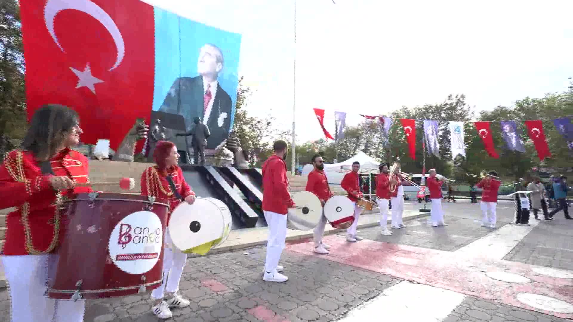 ÖĞRENCİLERİN CUMHURİYET MEŞALESİ YAKMA TÖRENİNE KATILIMINA İZİN VERİLMEDİ. KADIKÖY BELEDİYE BAŞKANI ODABAŞI KARARA TEPKİ GÖSTERDİ