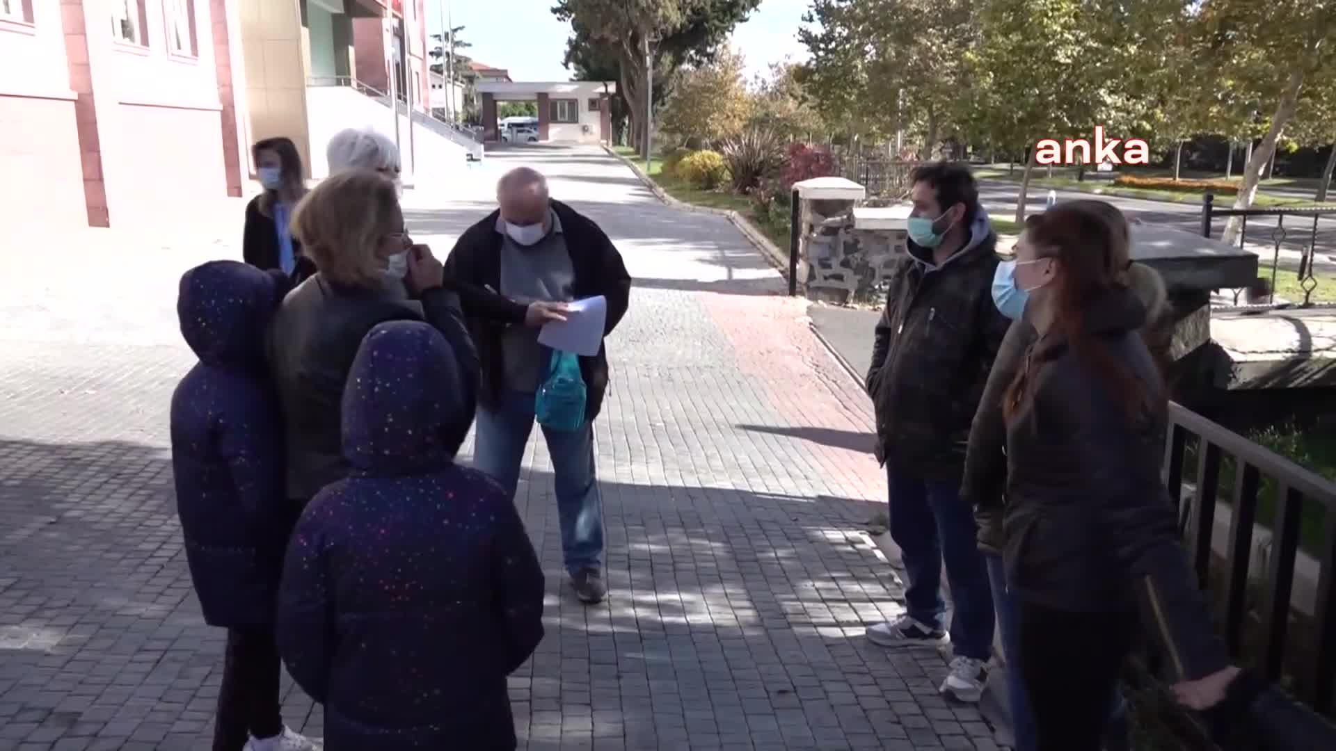 VELİLER, ÖĞRENCİLERE ŞİDDET UYGULADIĞI İDDİASI İLE SINIF ÖĞRETMENİNDEN ŞİKAYETÇİ OLDU