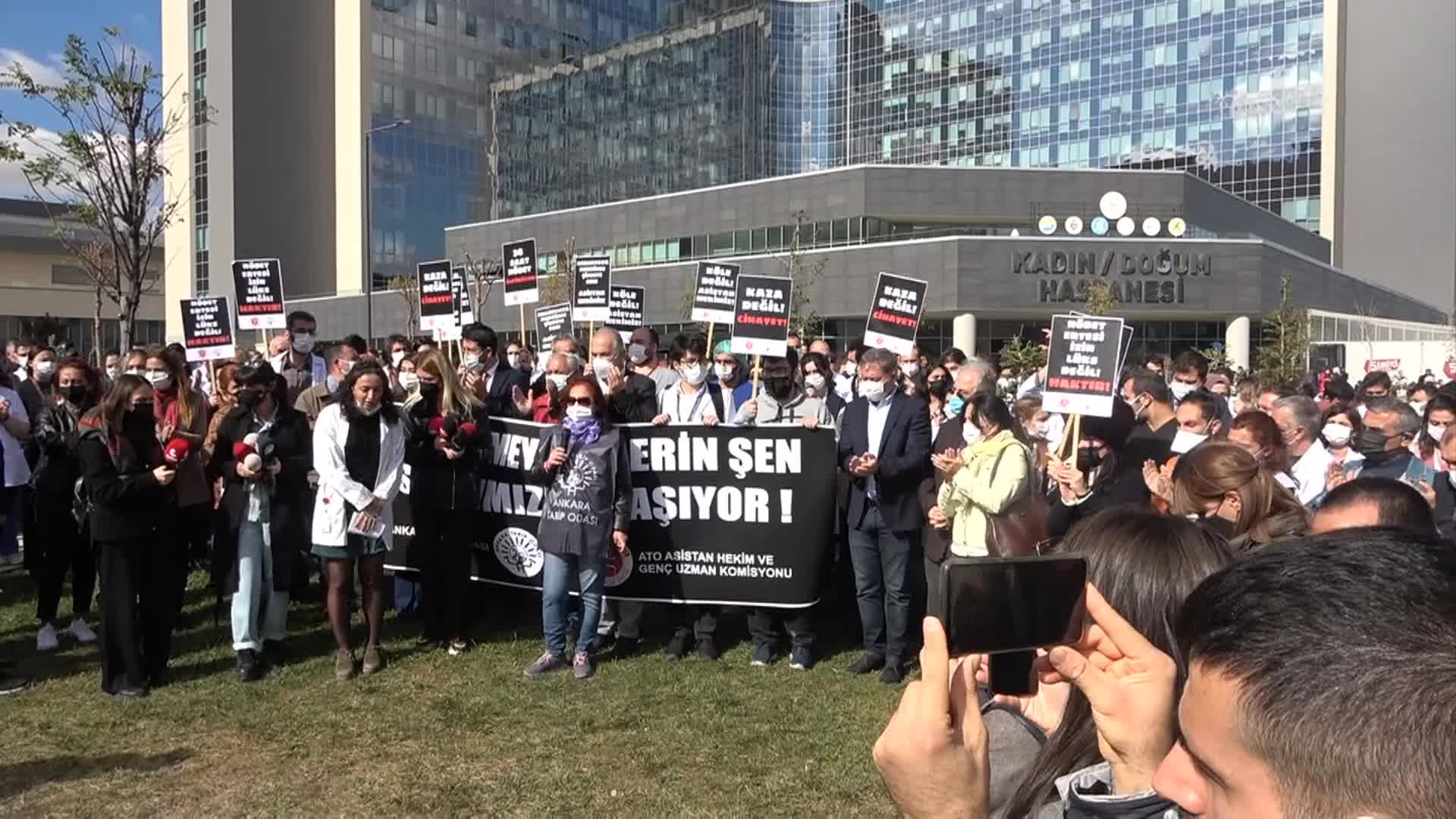 ASİSTAN HEKİMLERDEN '36 SAATLİK NÖBET' PROTESTOSU: "BİR ARKADAŞIMIZI DAHA KAYBETMEYE TAHAMMÜLÜMÜZ YOK"