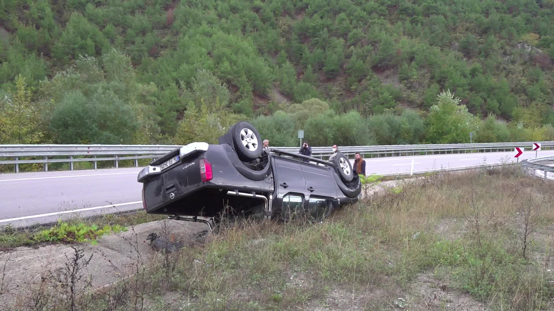 AMASYA’DA PİKAP TAKLA ATTI SÜRÜCÜNÜN BURNU BİLE KANAMADI