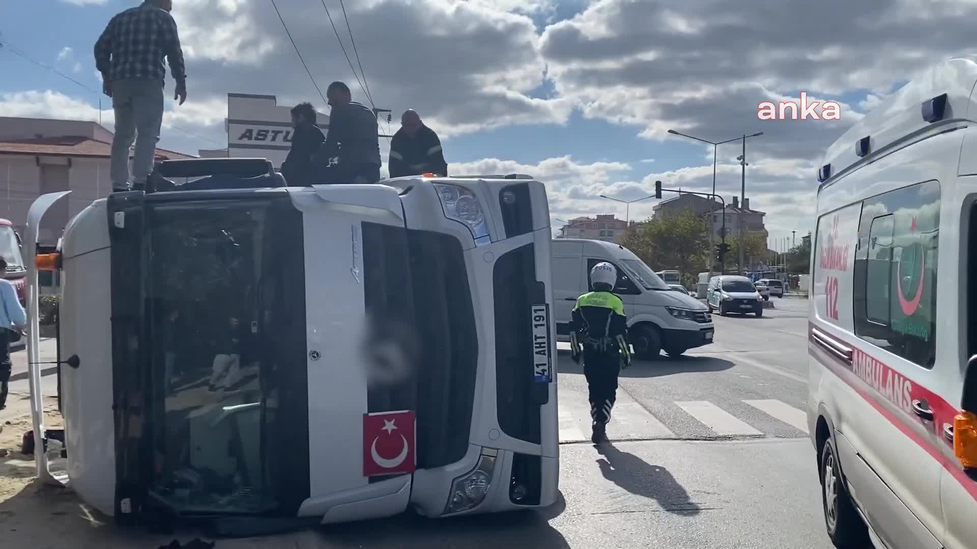 YASAK YERDEN U DÖNÜŞÜ YAPAN TANKER DEVRİLDİ, SÜRÜCÜ YARALANDI