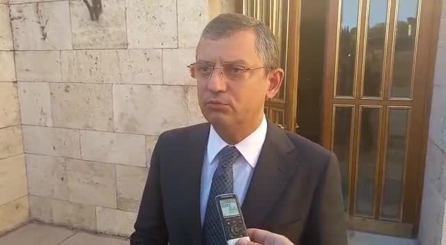 CHP’Lİ ÖZEL’DEN “TEZKEREYE HAYIR” AÇIKLAMASI: “YÖNETME YETİSİNİ KAYBETMİŞ BİRİSİNE, TORBA TEZKEREYLE YETKİLERİN VERİLMESİNİ DOĞRU BULMUYORUZ”