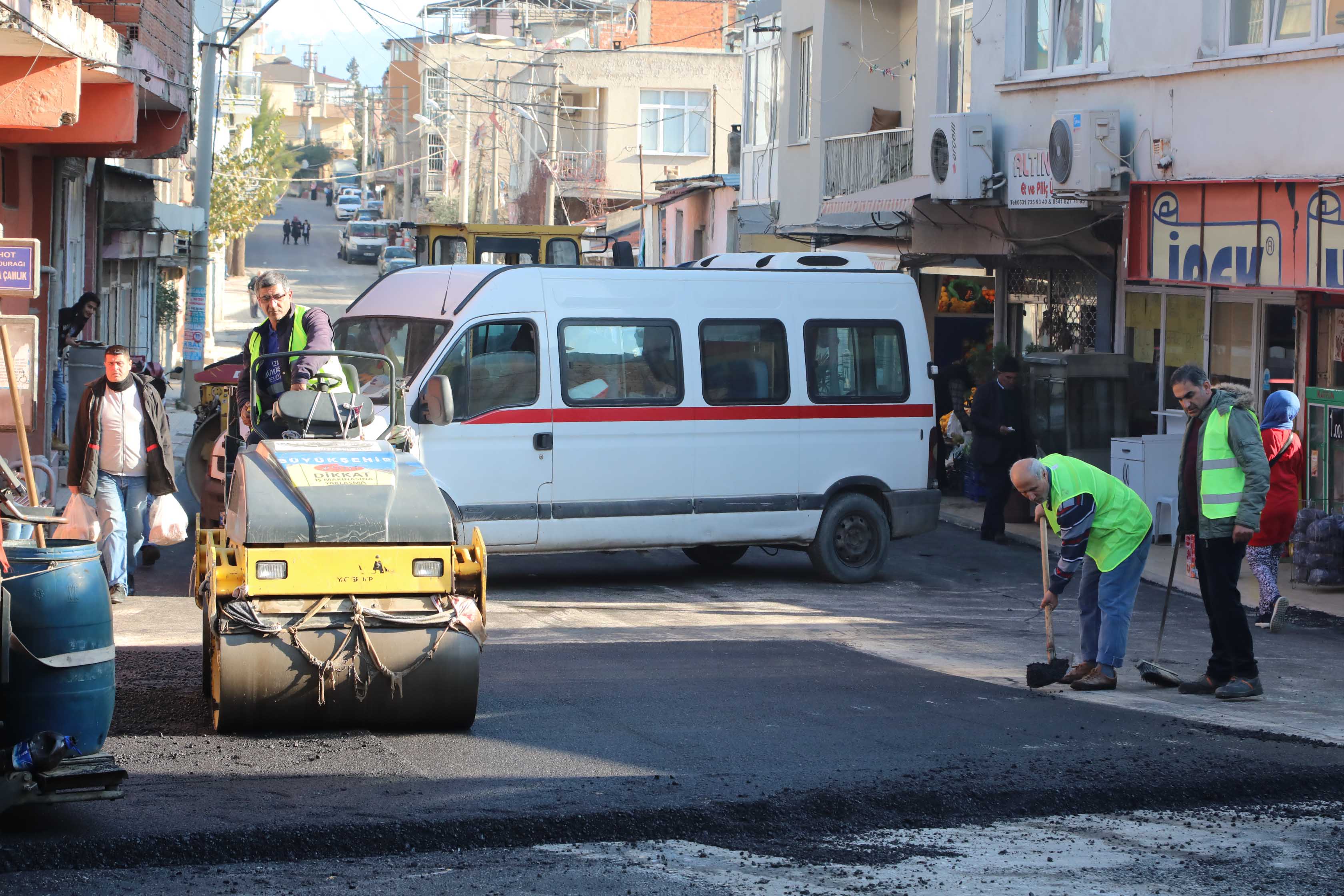 SALGIN SÜRECİNDE BAYRAKLI'DA 9 MAHALLEYE 143 TON ASFALT DÖKÜLDÜ