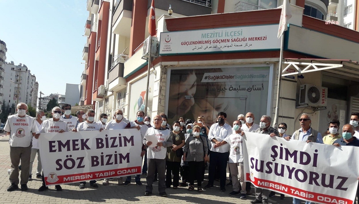 MERSİNLİ DOKTORLARDAN CİNAYETİ PROTESTO EYLEMİ: "SAĞLIK BAKANLIĞI MÜFETTİŞ GÖNDERMELİ"