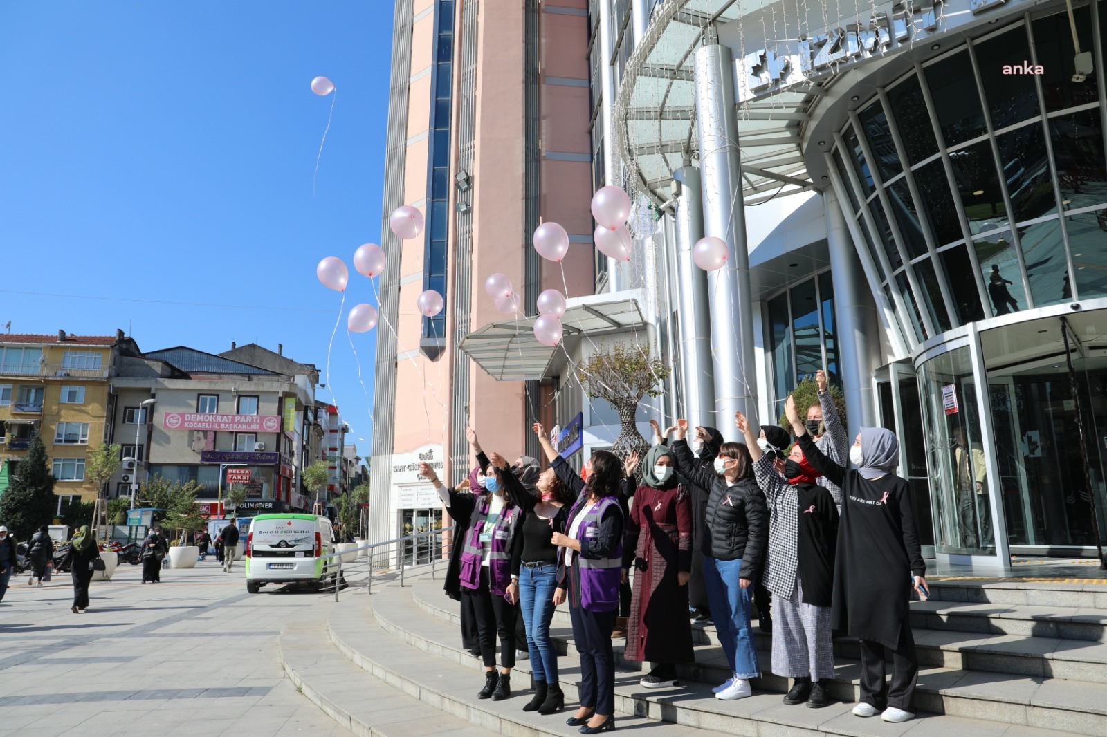 İZMİT BELEDİYESİ, PEMBE BALONLARLA MEME KANSERİNE DİKKAT ÇEKTİ