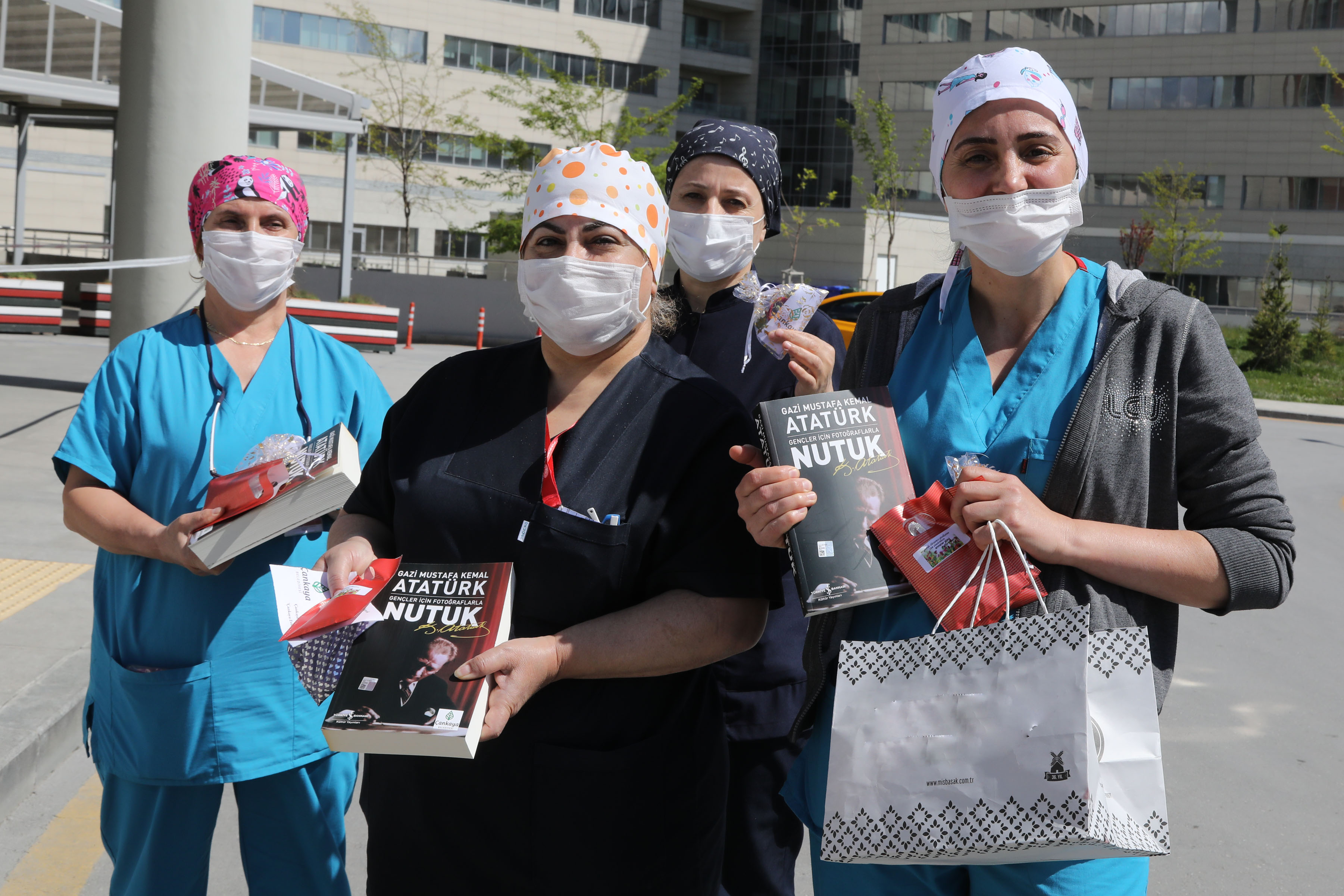ÇANKAYA’DA SAĞLIK ÇALIŞANI ANNELERE SÜRPRİZ ZİYARET