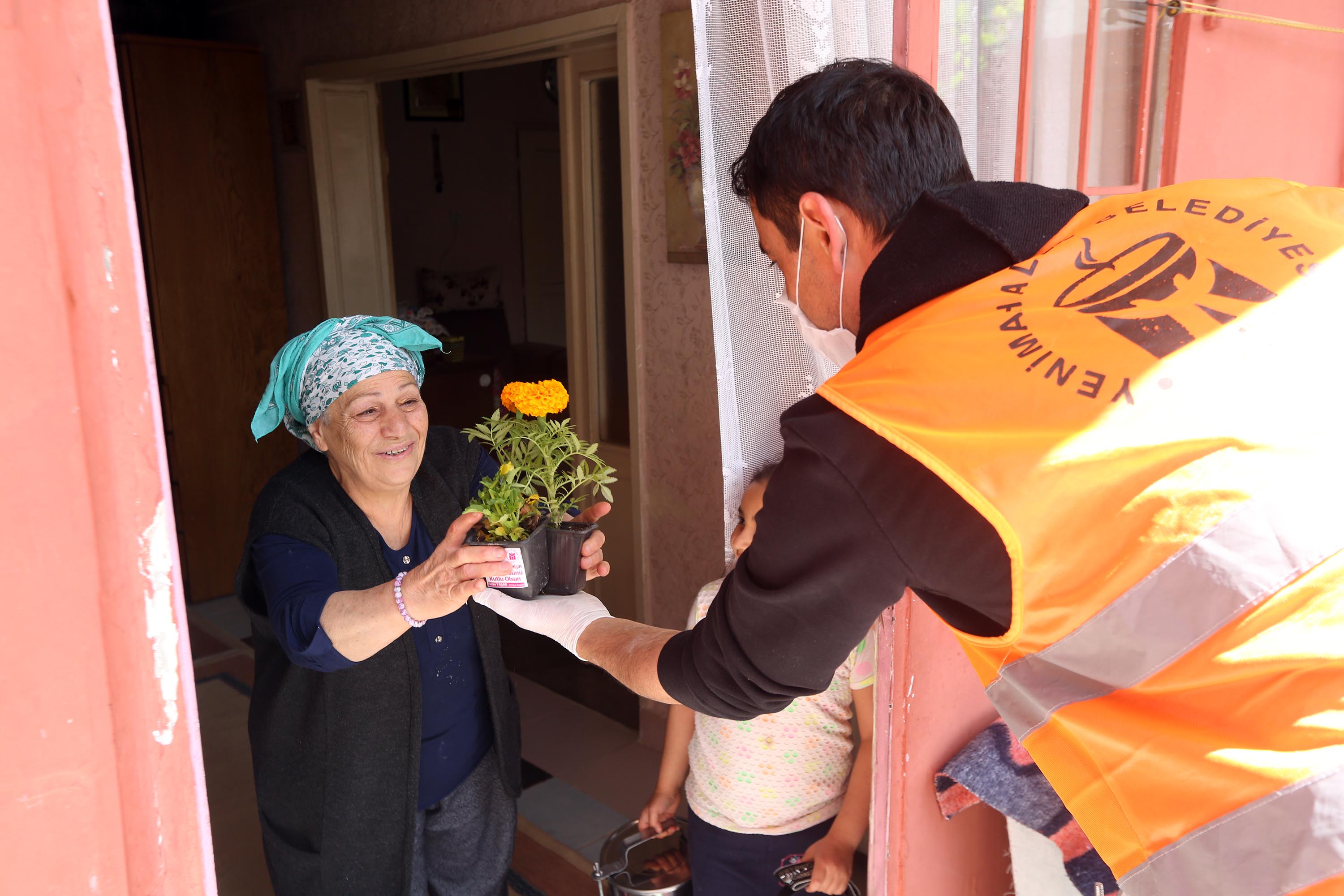 YENİMAHALLE BELEDİYESİ'NDEN ANNELERE ÇİÇEK SÜRPRİZİ