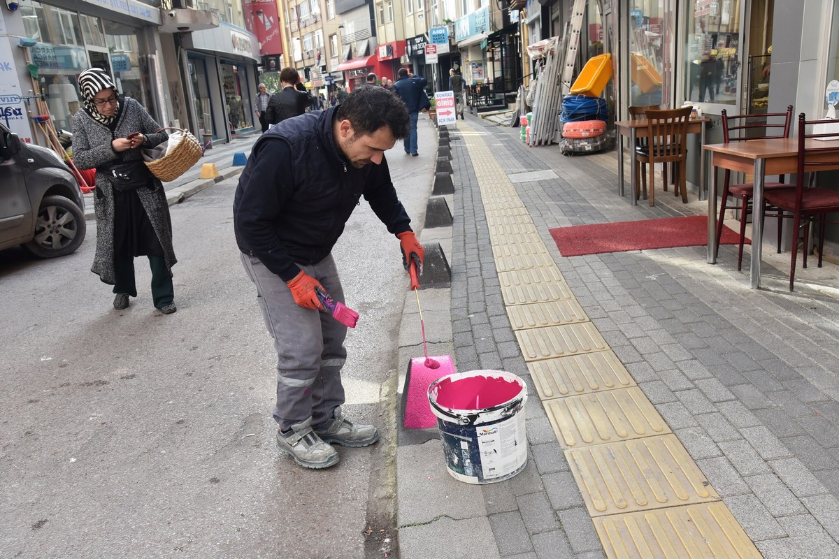 İZMİT CADDELERİ RENKLENDİ