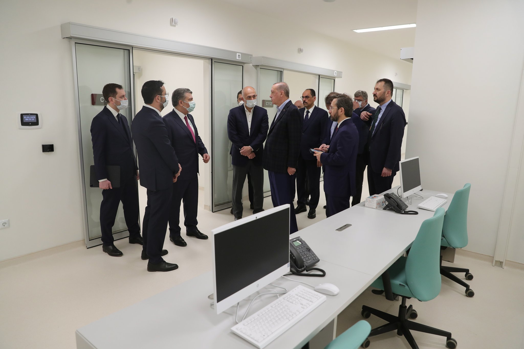 CUMHURBAŞKANI ERDOĞAN’DAN MASKE VE SOSYAL MESAFE İHLALİ