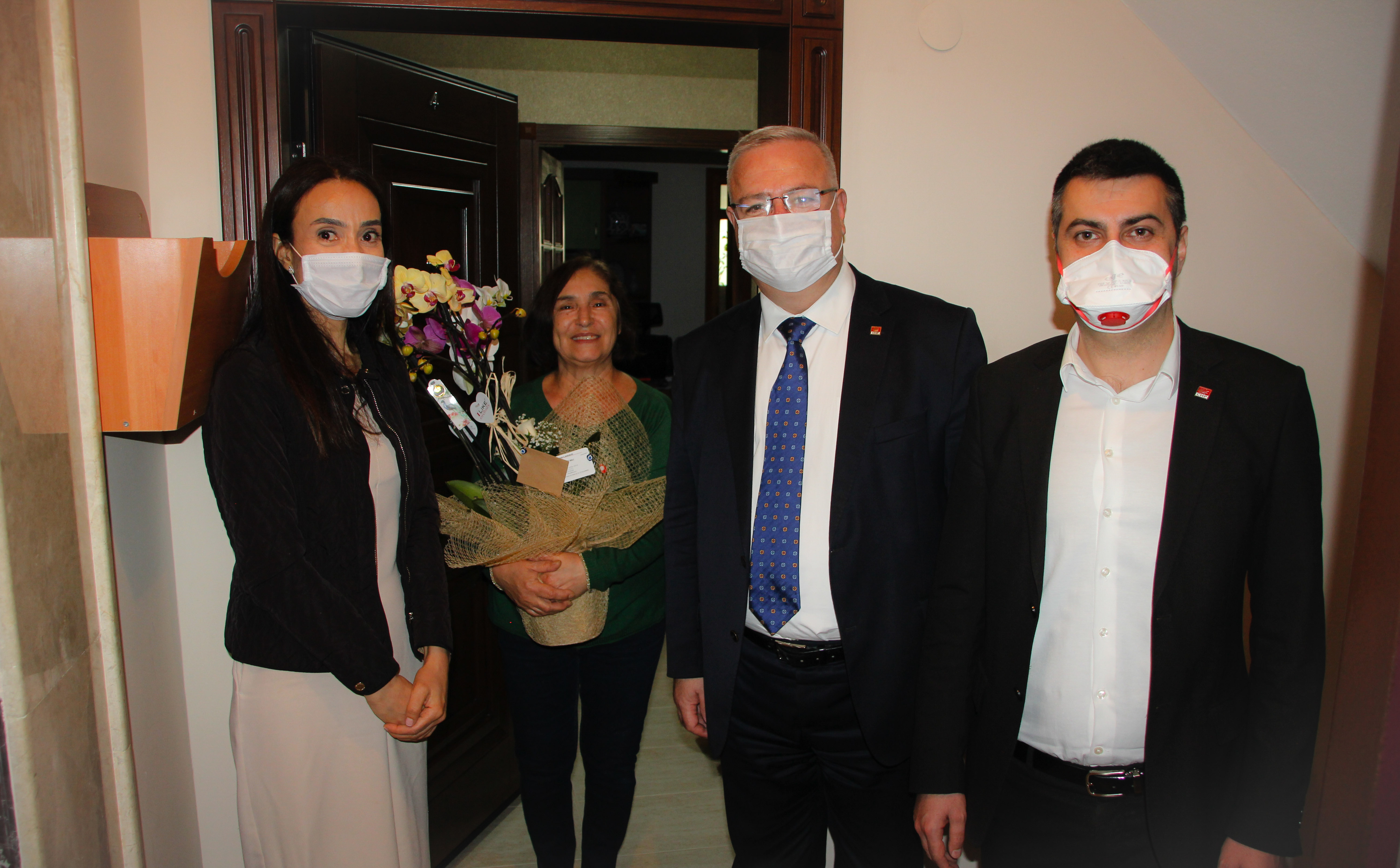 CHP’Lİ HEYET SELVİ KILIÇDAROĞLU VE ŞEHİT ANNELERİNİ ZİYARET ETTİ