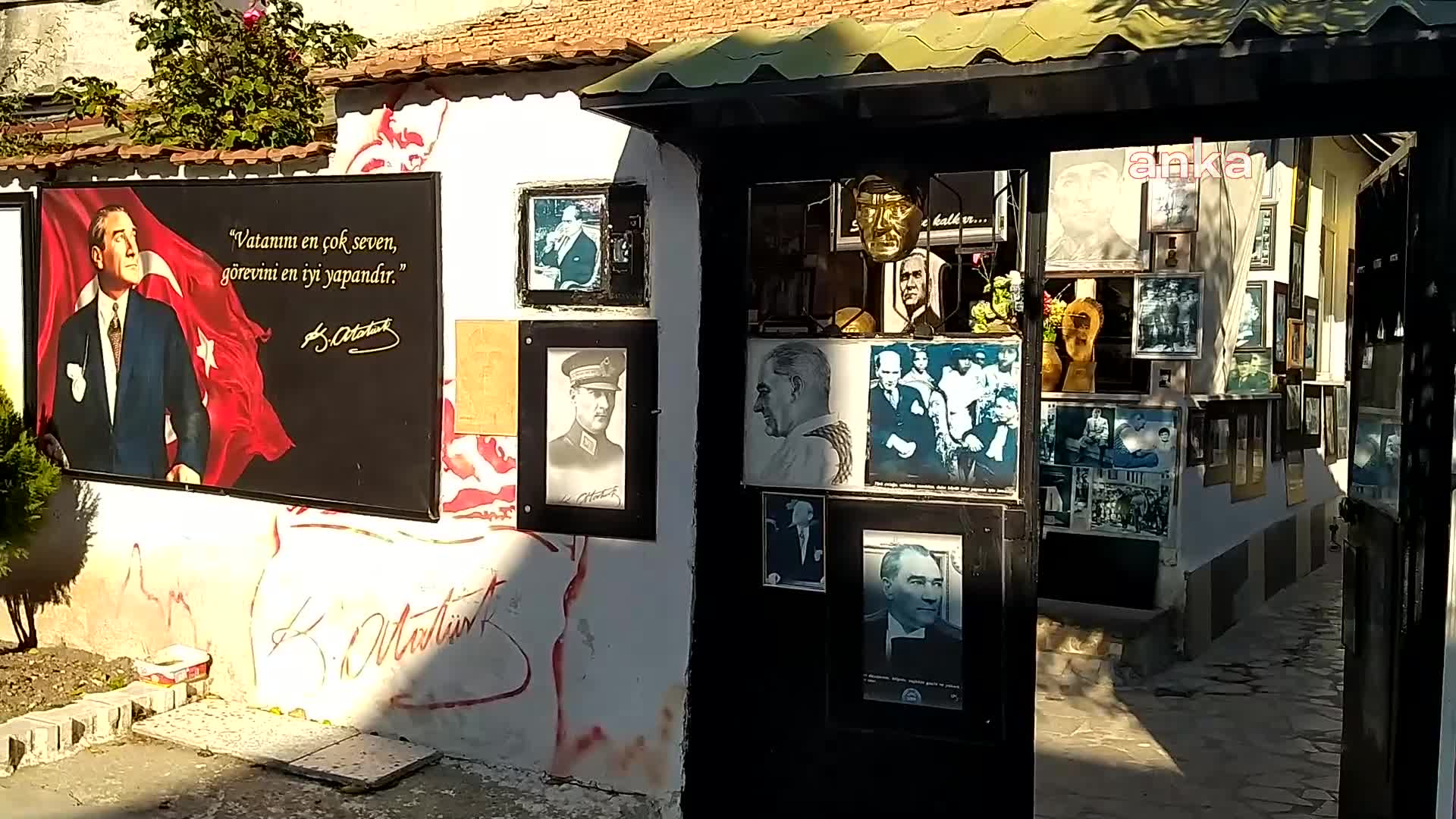 MERZİFONLU SALİM EROL, 20 YILDIR TOPLADIĞI ATATÜRK FOTOĞRAFLARI EVİNİN DUVARLARINDA SERGİLİYOR