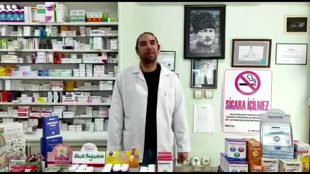 ECZACILAR 29 EKİM CUMHURİYET BAYRAMI İÇİN HEM ÇALDI HEM SÖYLEDİ: "İZMİR MARŞI BİZİM İÇİN ONUR VE GURUR MESELESİDİR"