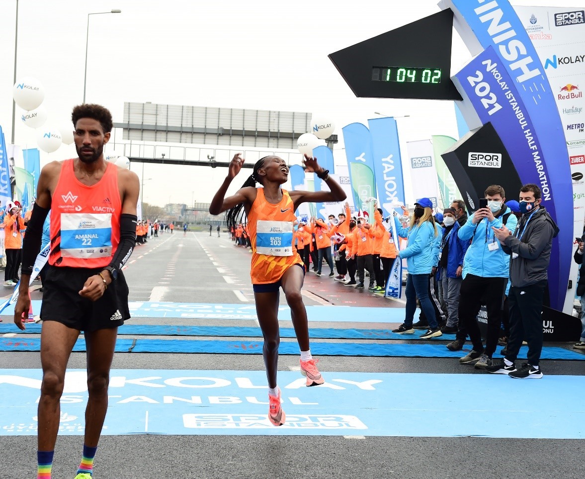 DÜNYANIN EN HIZLISI: "N KOLAY İSTANBUL YARI MARATONU"