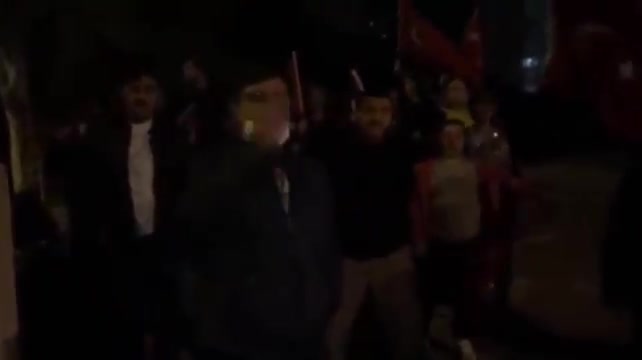 İBRAHİM GÖKÇEK'İN DEFNEDİLDİĞİ MEZARLIĞIN ÖNÜNDE TOPLANAN BİR GRUP PROTESTO GERÇEKLEŞTİRDİ