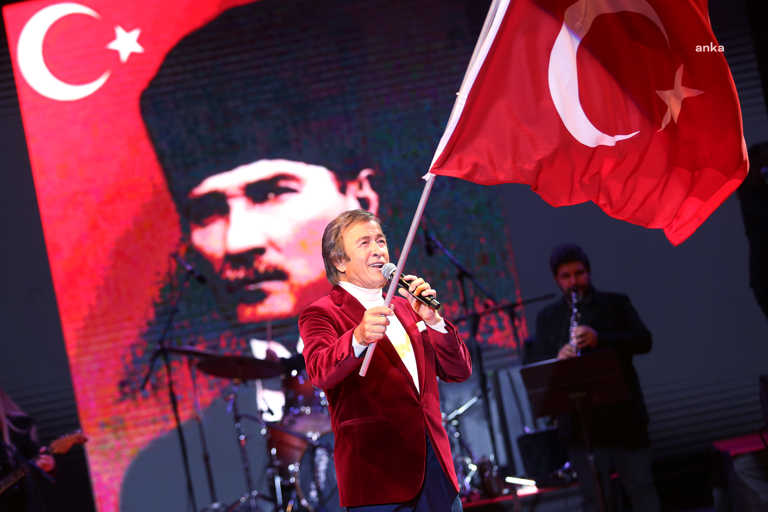 YENİMAHALLE'DE CUMHURİYETİN 98. YILINDA EROL EVGİN’Lİ KUTLAMA