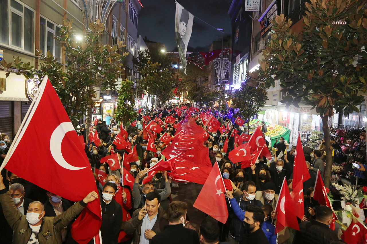 KÜÇÜKÇEKMECE’DE 29 EKİM CUMHURİYET BAYRAMI, ÖZGÜRLÜK YÜRÜYÜŞÜ VE ŞEVVAL SAM KONSERİYLE KUTLANDI