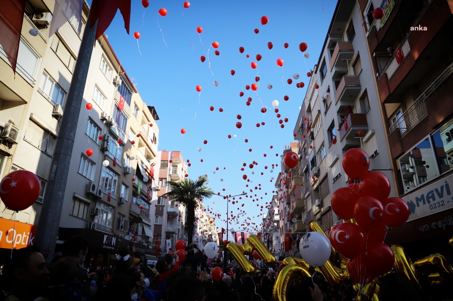 ÖDEMİŞ’TE GÖKYÜZÜNE BİNLERCE BALON BIRAKILDI, KOLPA KONSERİYLE CUMHURİYET COŞKUSU DORUĞA ÇIKTI