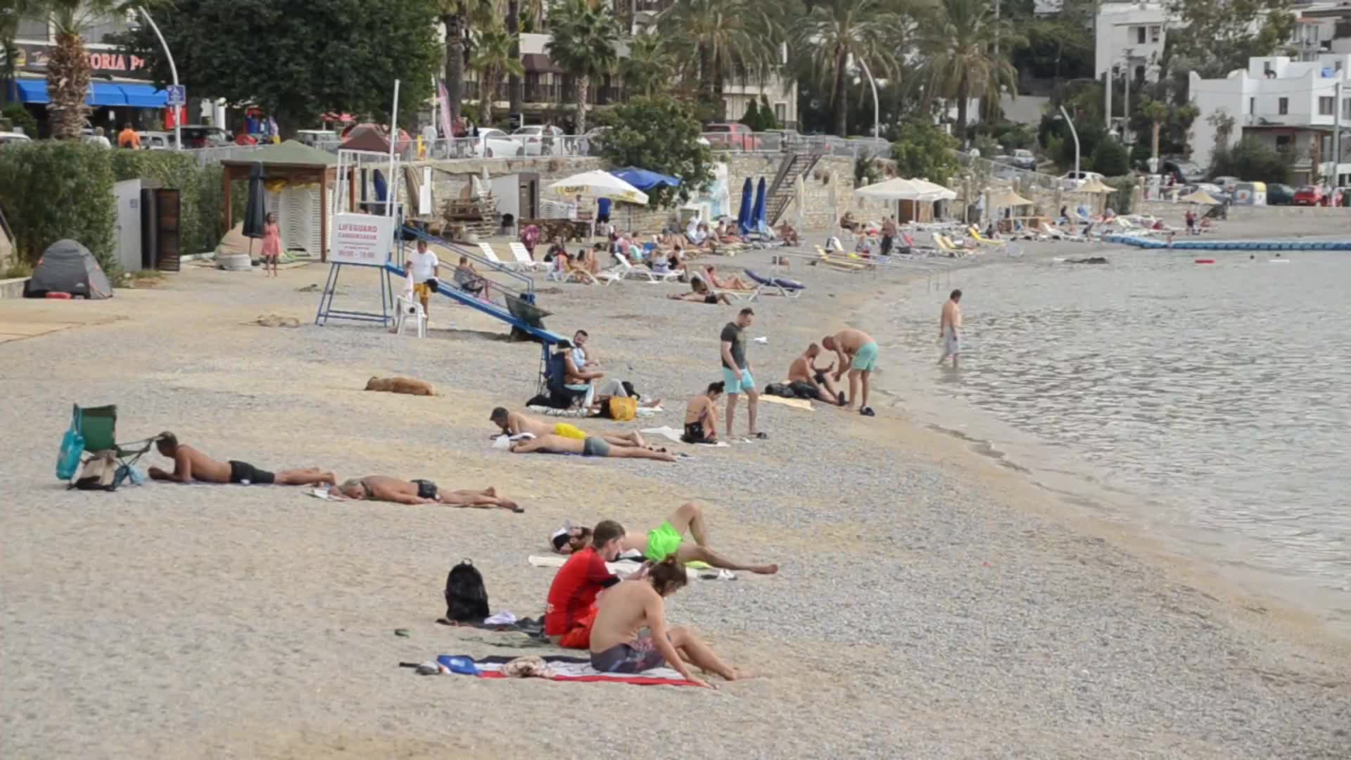 METEOROLOJİ 52 İL İÇİN SAĞANAK UYARISI YAPTI, BODRUM’DA TURİSTLER DENİZE GİRDİ