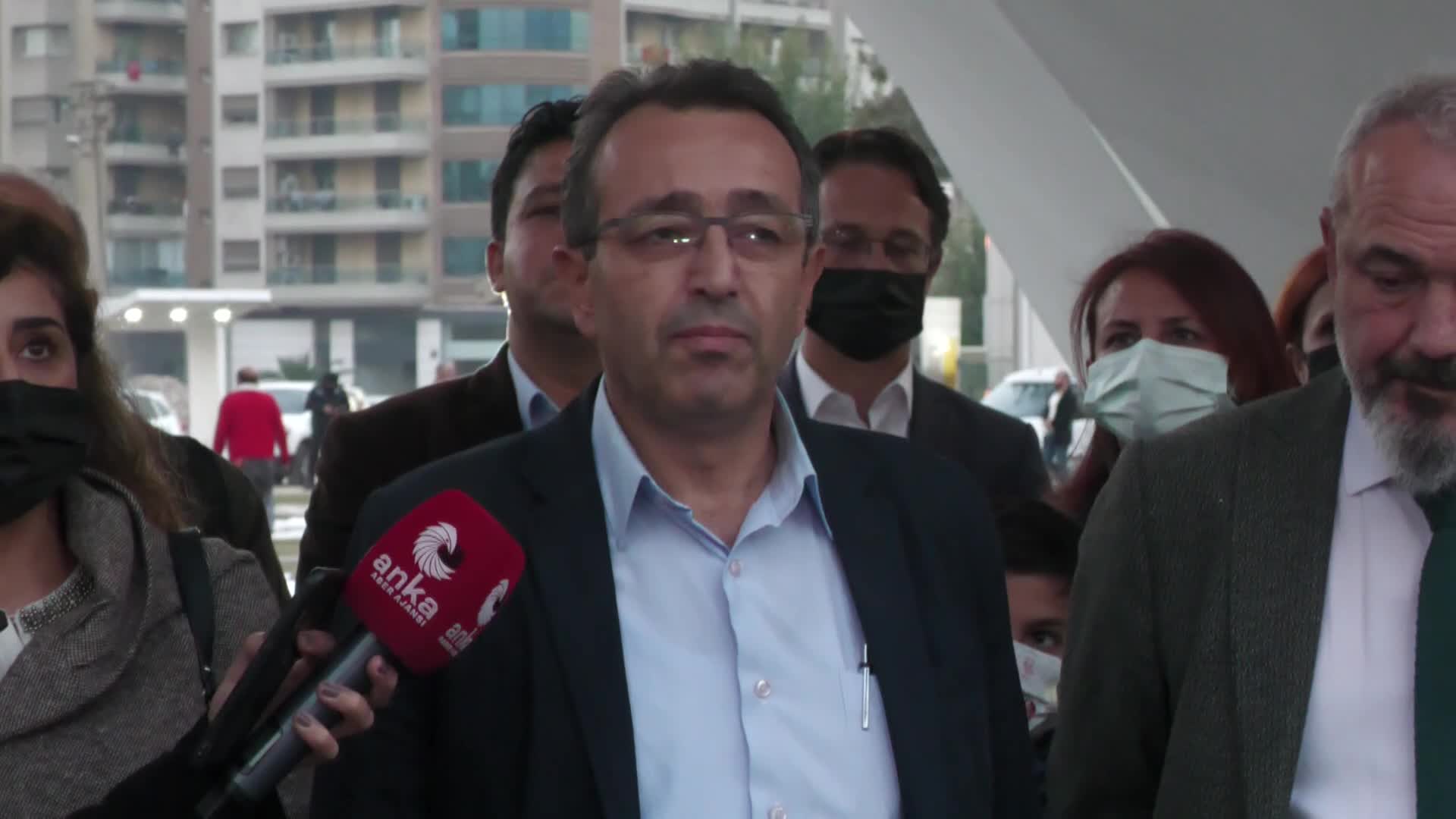 DEPREM ANITI ÖNÜNDE MUM YAKIP HAYATINI KAYBEDEN 117 YURTTAŞI ANDILAR