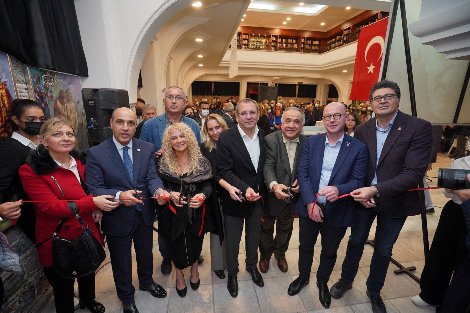 AYVALIK'TA BEKİR COŞKUN KÜTÜPHANESİ AÇLDI