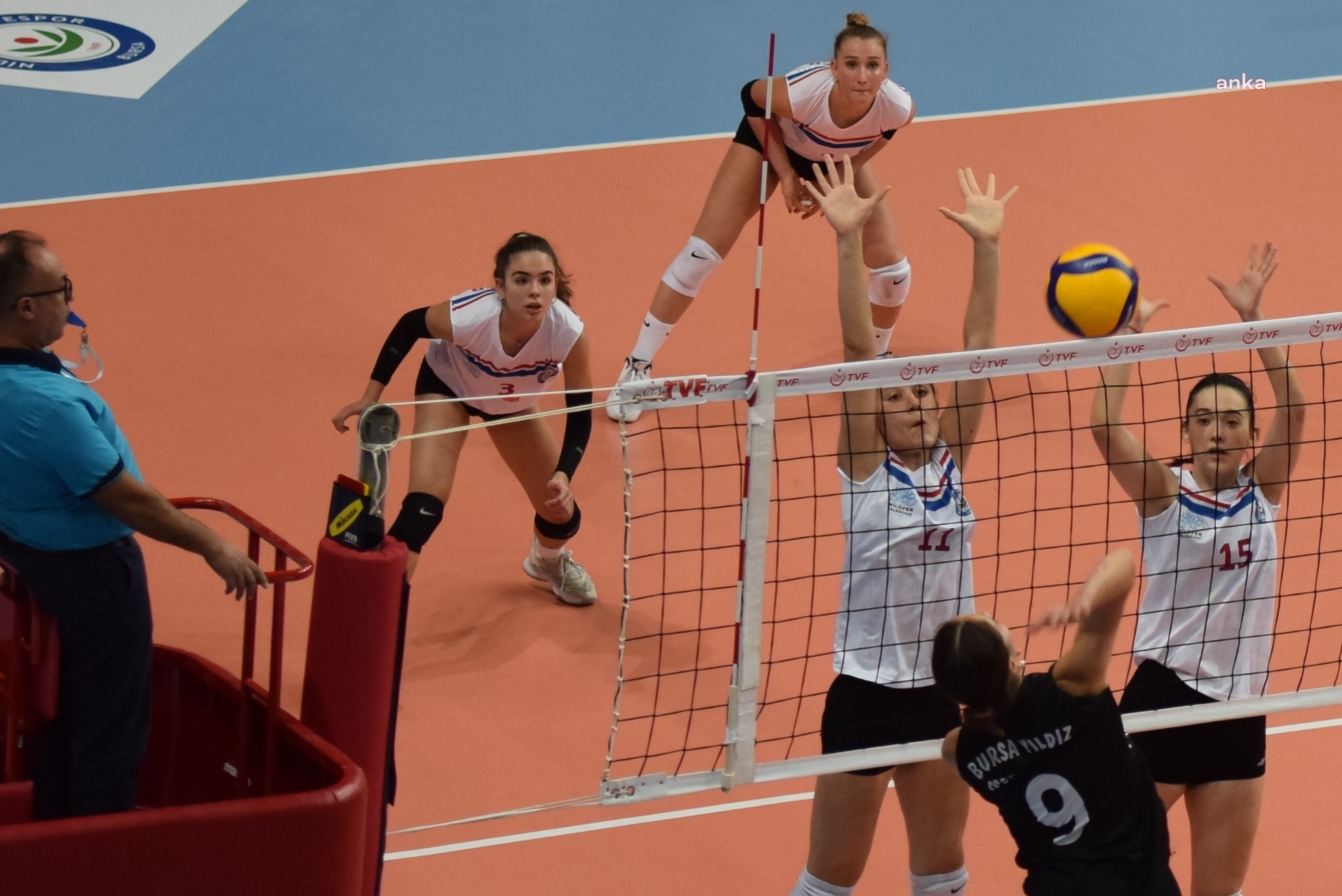 NİLÜFER BELEDİYESPOR VOLEYBOL TAKIMI 3 PUANIN SAHİBİ OLDU
