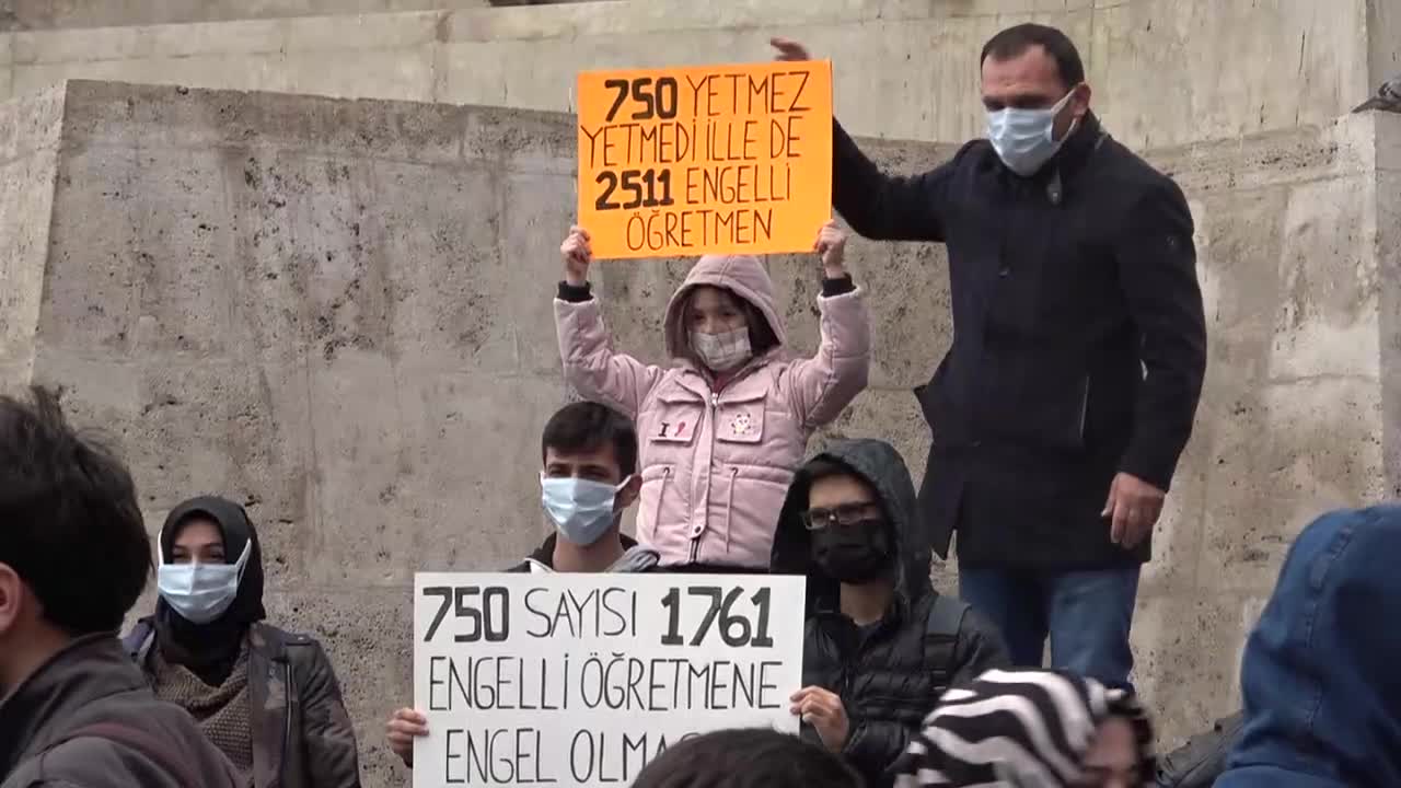 ENGELLİ ÖĞRETMEN ADAYLARI '2 BİN 511 ATAMA' TALEBİYLE EYLEM YAPTI