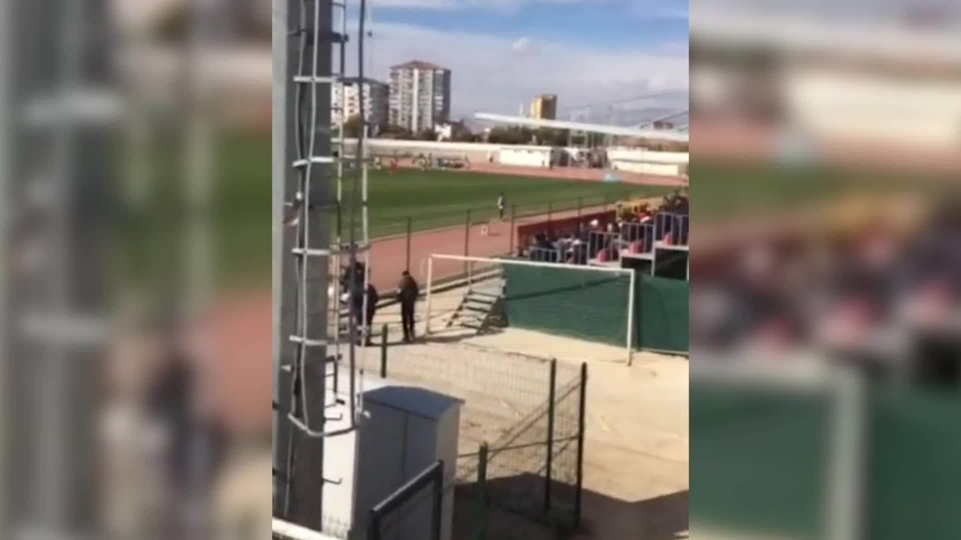 FUTBOL MÜSABAKASINDA TRİBÜNDE SOSYAL MESAFE UNUTULDU