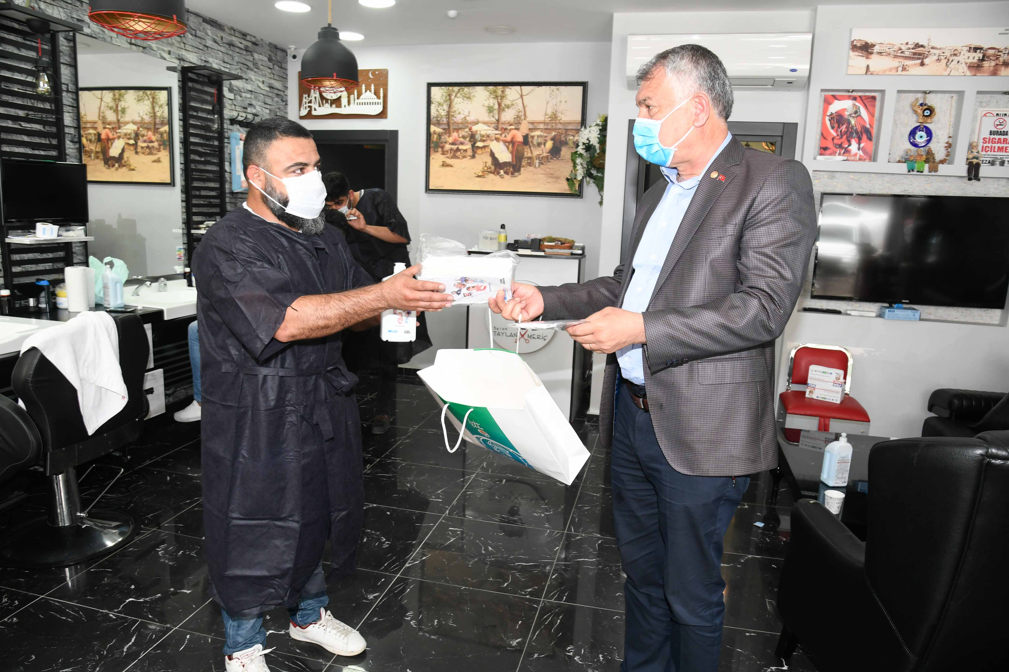 ADANA BÜYÜKŞEHİR'DEN BERBER VE KUAFÖRLERE HİJYEN MALZEMESİ