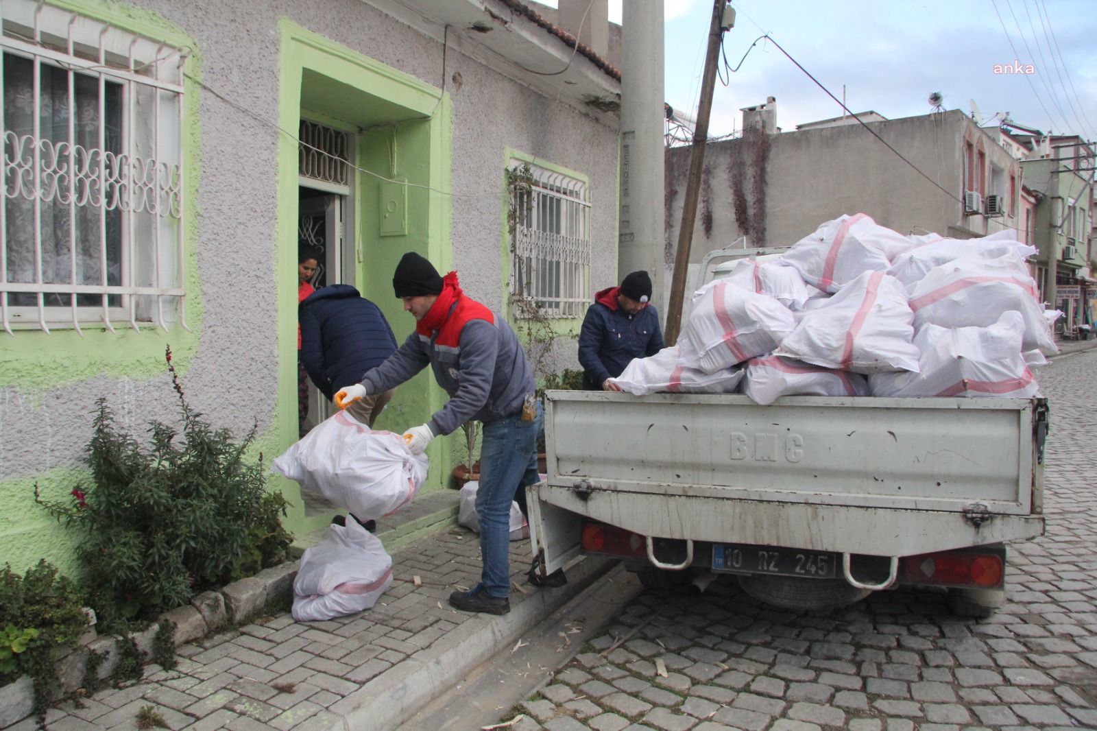 BURHANİYE'DE, BELEDİYENİN BUDADIĞI AĞAÇLARDAN ELDE ETTİĞİ ODUNLAR, İHTİYAÇ SAHİPLERİNE YAKACAK OLACAK