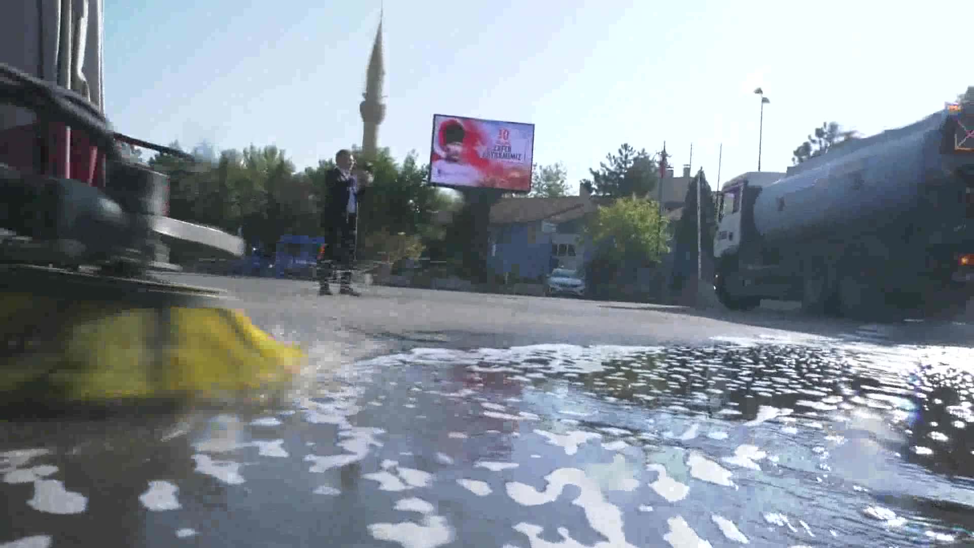 ANKARA BÜYÜKŞEHİR BELEDİYESİ TEMİZLİK EKİPLERİNDEN TOPTANCI HALİ’NDE HİJYEN MESAİSİ
