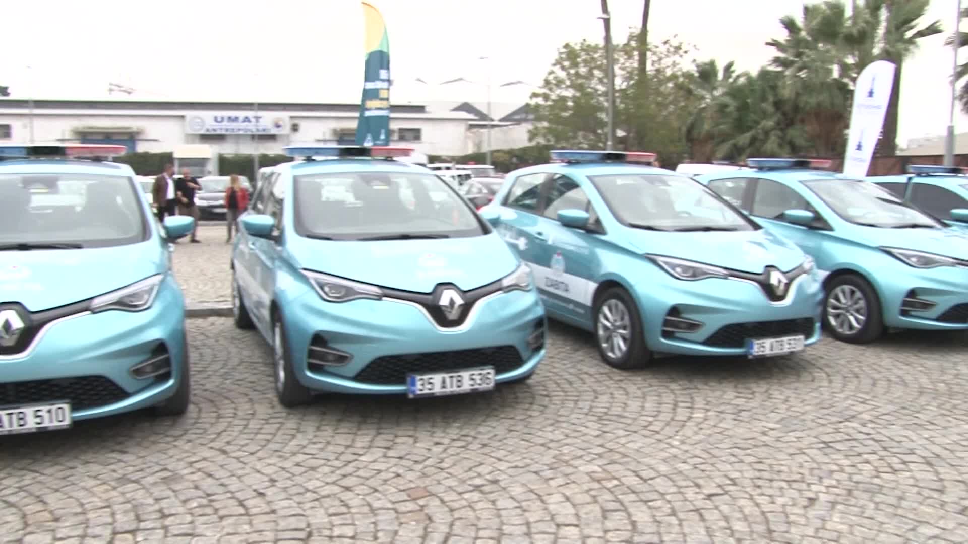 İZMİR'DE ÇEVRE DOSTU ELEKTRİKLİ ARAÇLAR HİZMETE GİRİYOR
