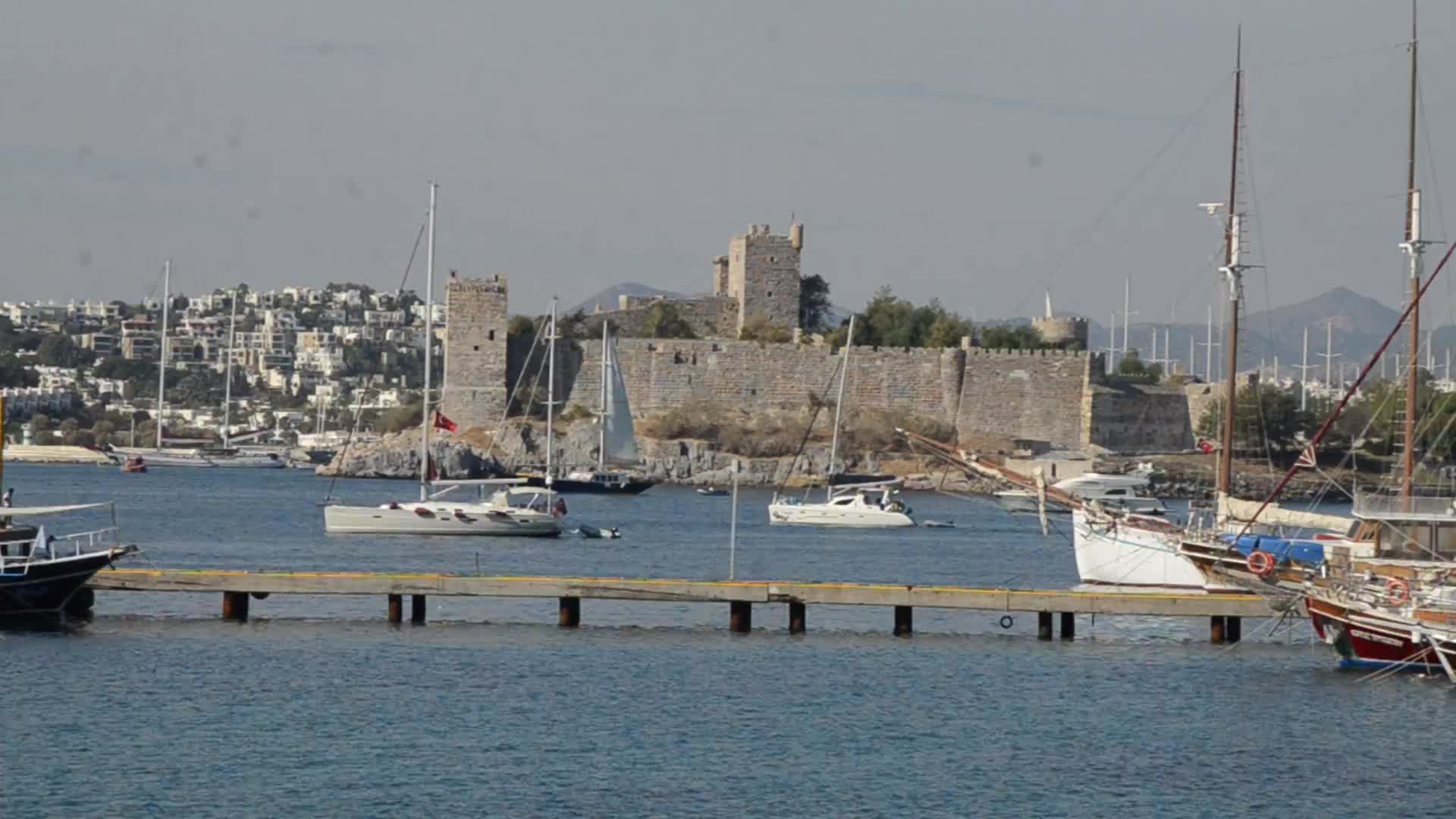 BODRUM’DA GÜNEŞİ GÖREN SAHİLE KOŞTU
