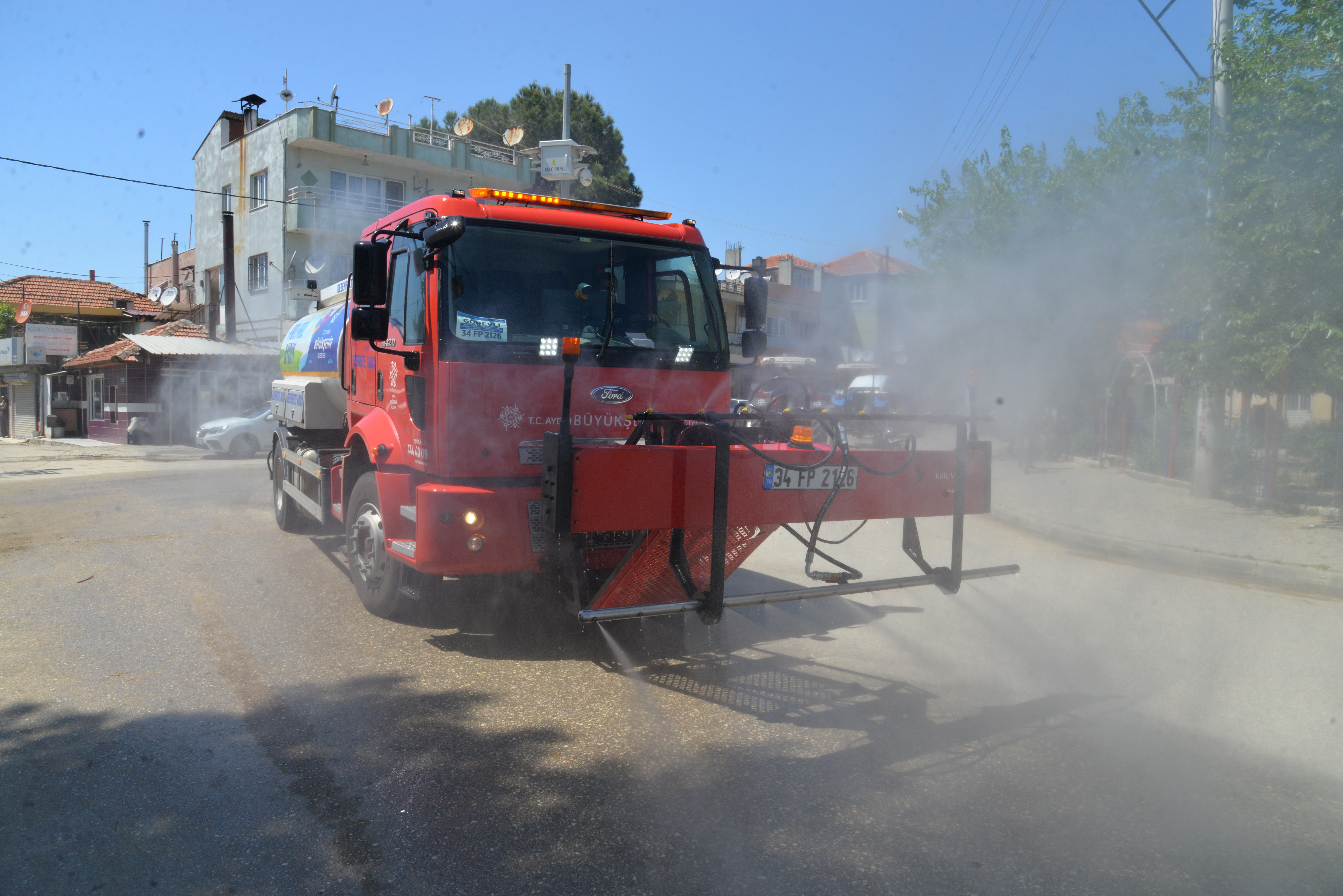 AYDIN BÜYÜKŞEHİR’DEN CADDE VE BULVARLARDA DEZENFEKTE ÇALIŞMASI