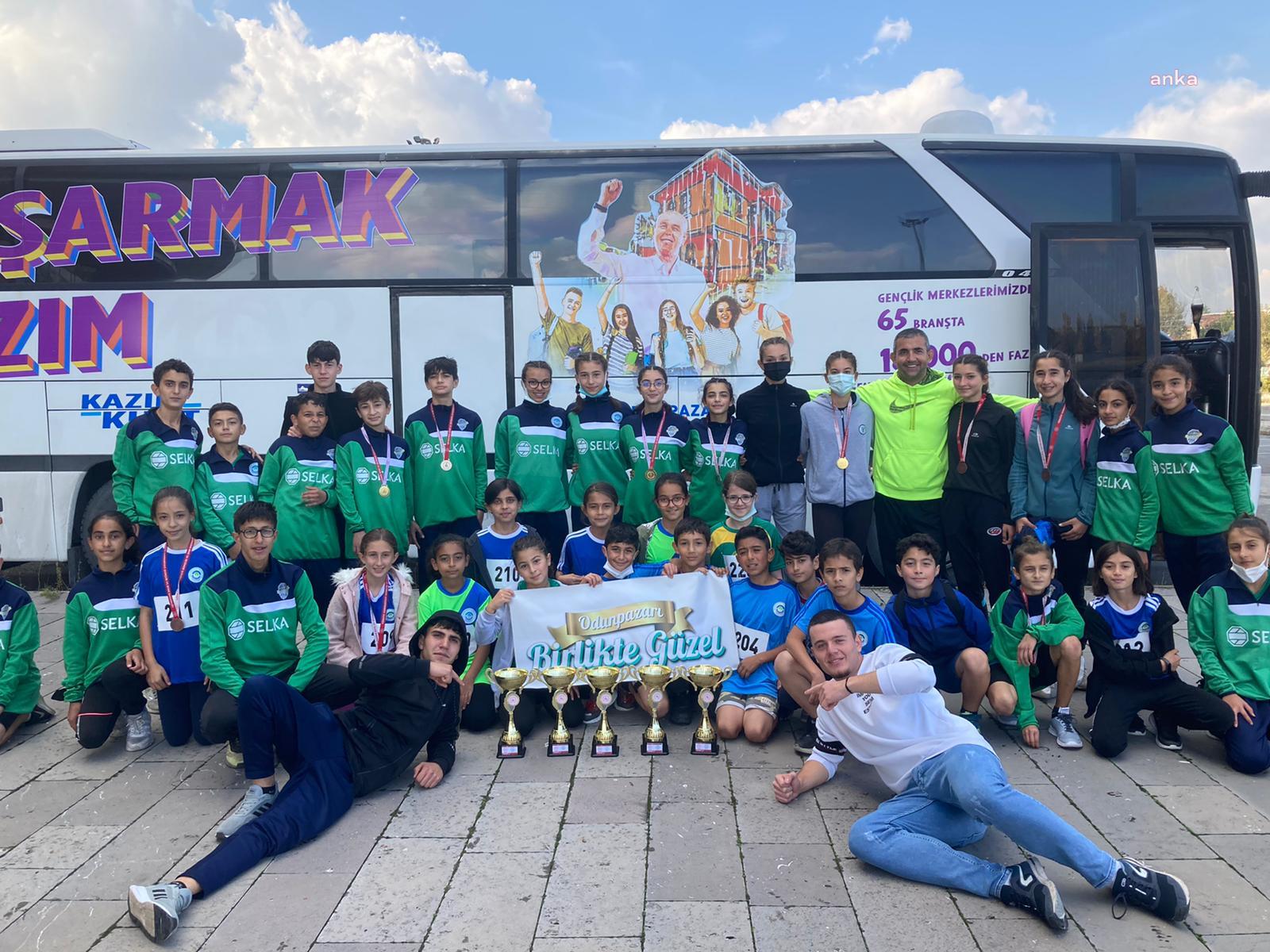ODUNPAZARISPOR'DAN CUMHURİYET KOŞUSU’NDA BÜYÜK BAŞARI