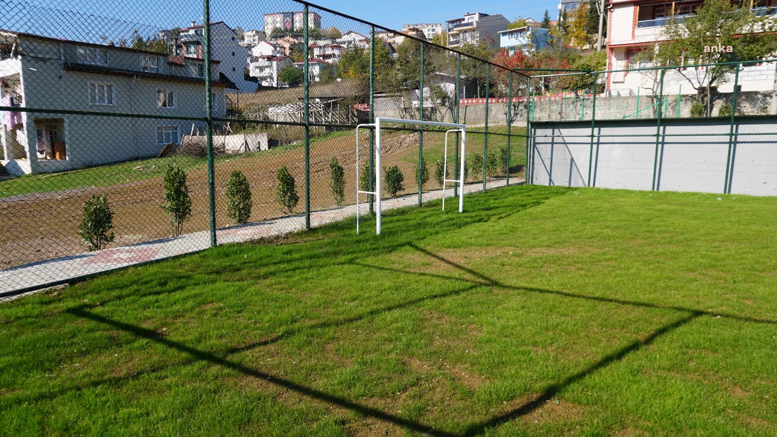 İZMİT BELEDİYESİ'NDEN TÜYSÜZLERE FUTBOL SAHASI