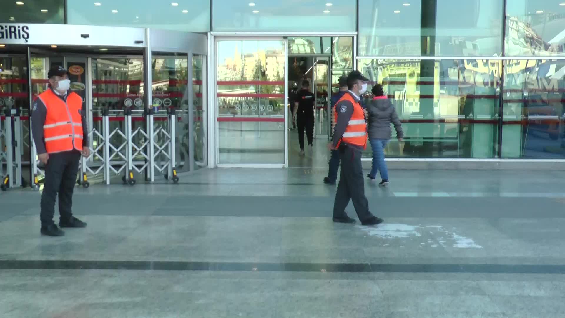 ANKARA'DAKİ AVM'LER 'SAKİN' AÇILDI