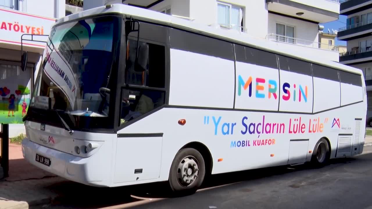 MERSİN BÜYÜKŞEHİR’İN GÖNÜLLÜLERİNDEN SAÇ KESİM VE TASARIM ETKİNLİĞİ