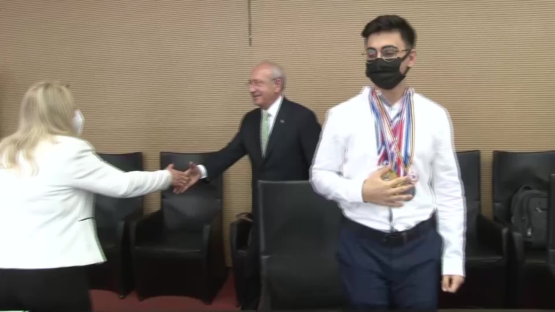 BUCA BELEDİYESİ KIZILÇULLU BİLİM VE SANAT MERKEZİ ÖĞRENCİLERİ, KILIÇDAROĞLU’NU ZİYARET ETTİ