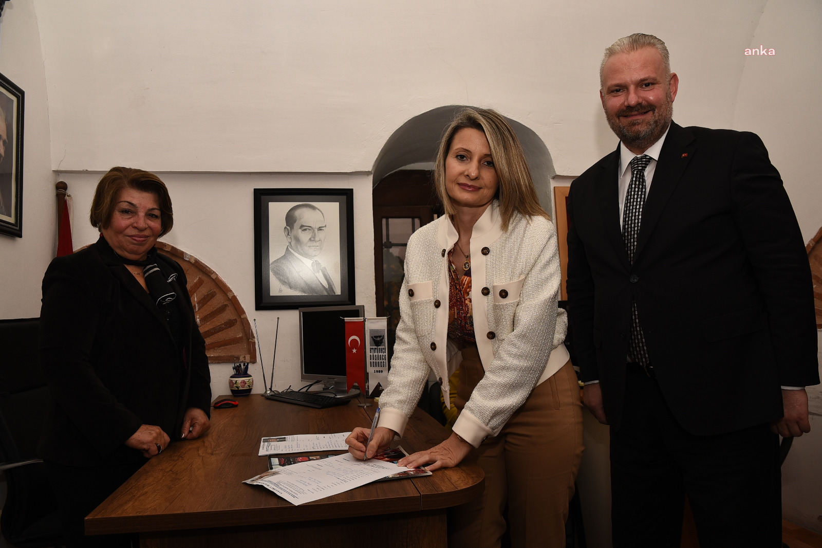 AKP'Lİ BELEDİYE BAŞKANI VE EŞİ, ATATÜRKÇÜ DÜŞÜNCÜ DERNEĞİ'NE ÜYE OLDU