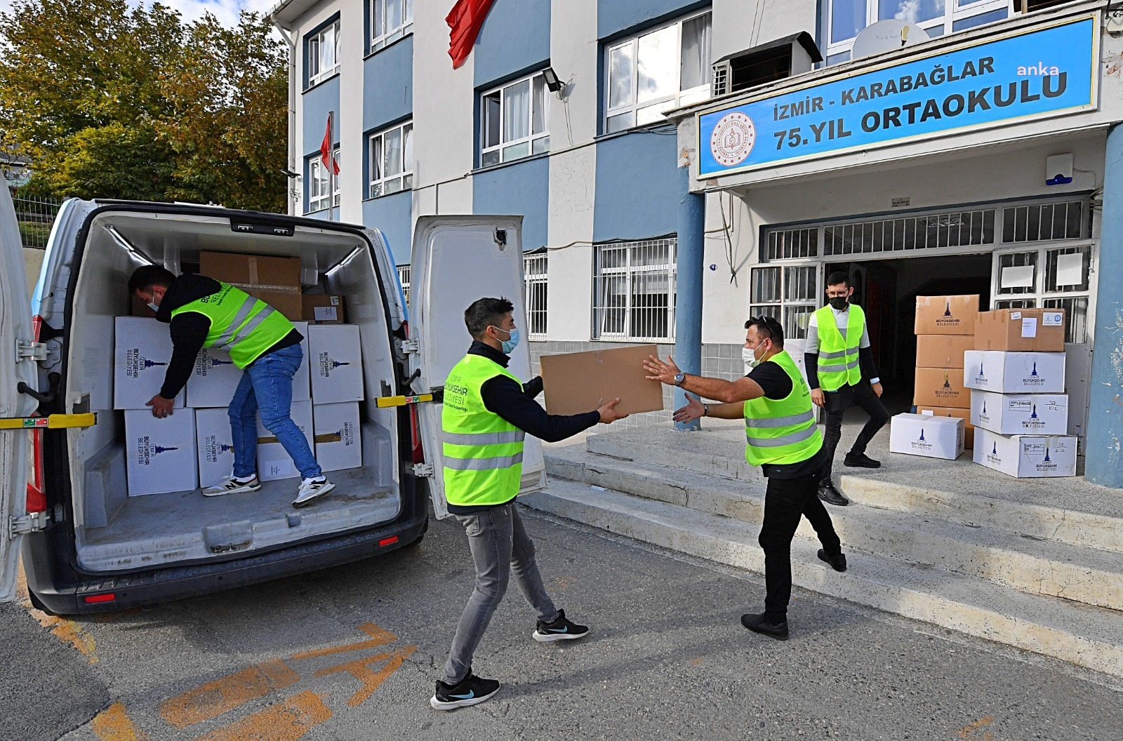 İZMİR BÜYÜKŞEHİR'DEN ÖĞRENCİLERE 20 BİN MONT VE BOT
