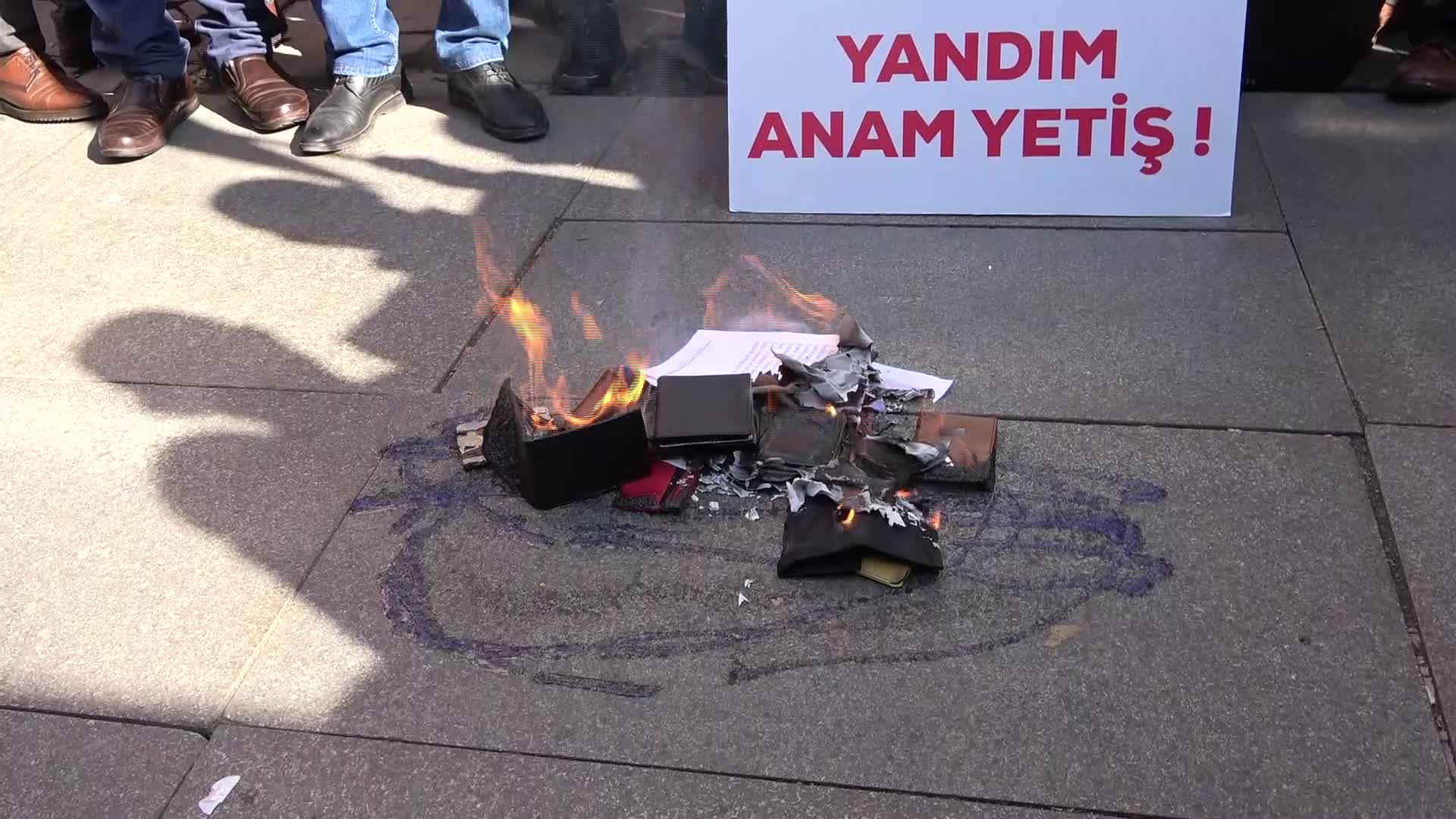 BÜRO-İŞ, MECLİS'TE GÖRÜŞÜLEN BÜTÇEYİ BOŞ CÜZDAN YAKARAK PROTESTO ETTİ