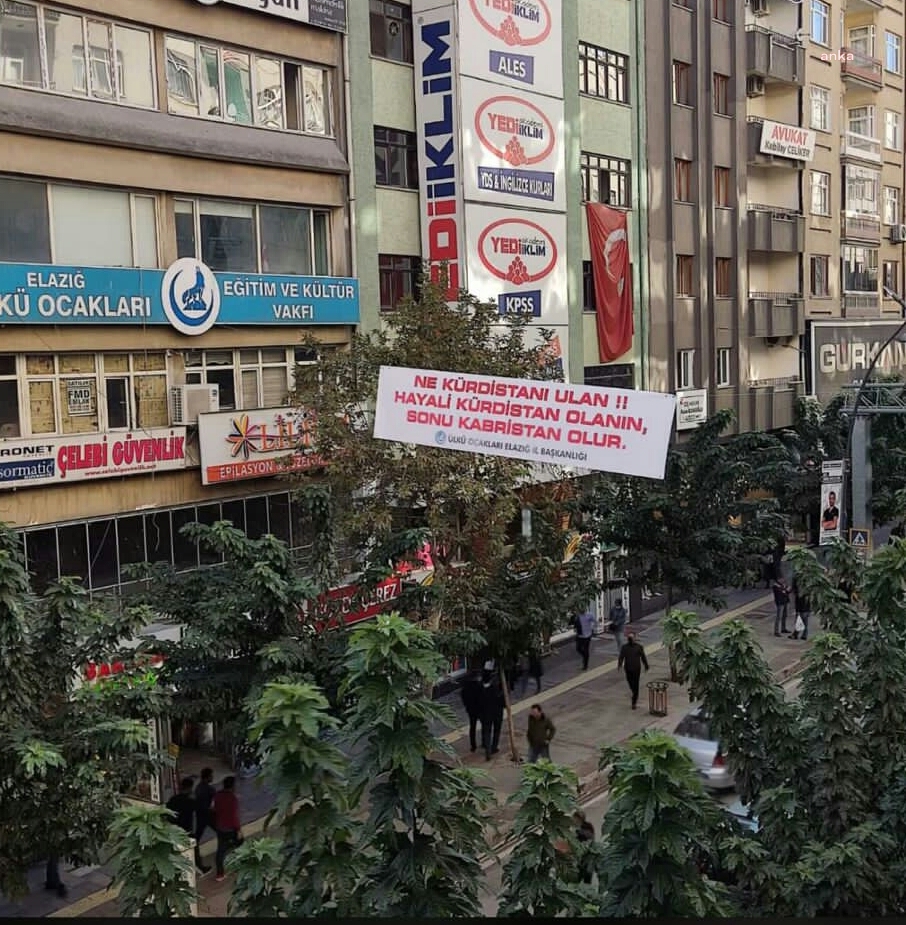 ELAZIĞ'DA AKŞENER'İN KONUŞMA YAPACAĞI ALANA MHP'LİLERİN KURDUĞU STANT KALDIRILDI