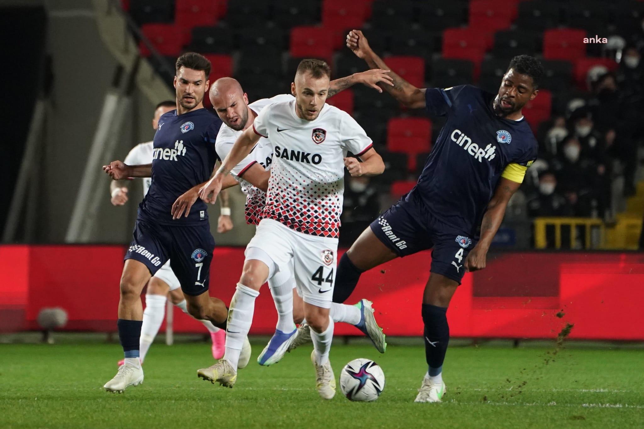 DOKUZ DAKİKA UZATTIĞI MAÇI 4. DAKİKASINDA BİTİREN HAKEM, FUTBOLCULARI SOYUNMA ODASINDAN ÇAĞIRDI