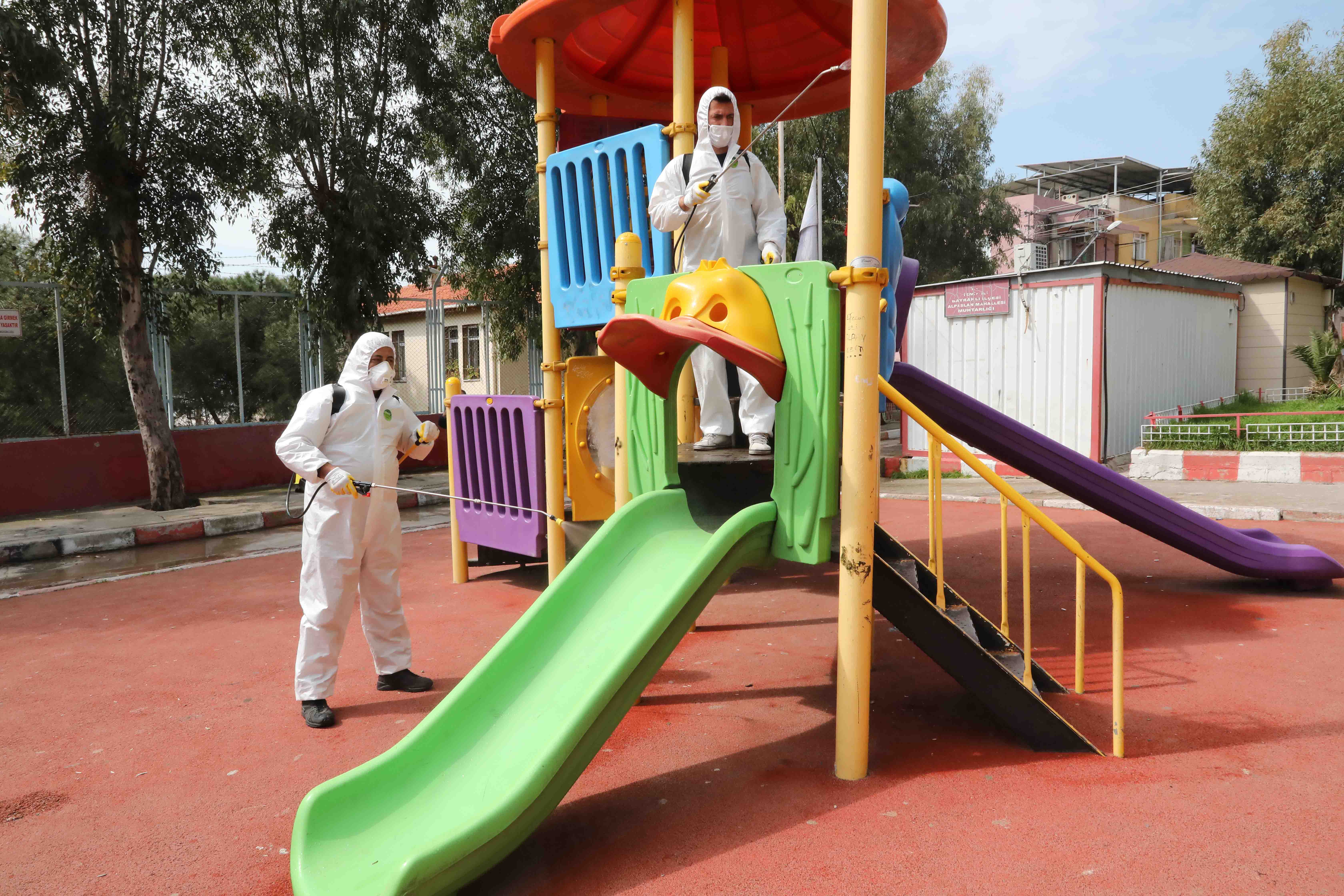 BAYRAKLI'DA BERBERLER VE PARKLAR DEZENFEKTE EDİLDİ