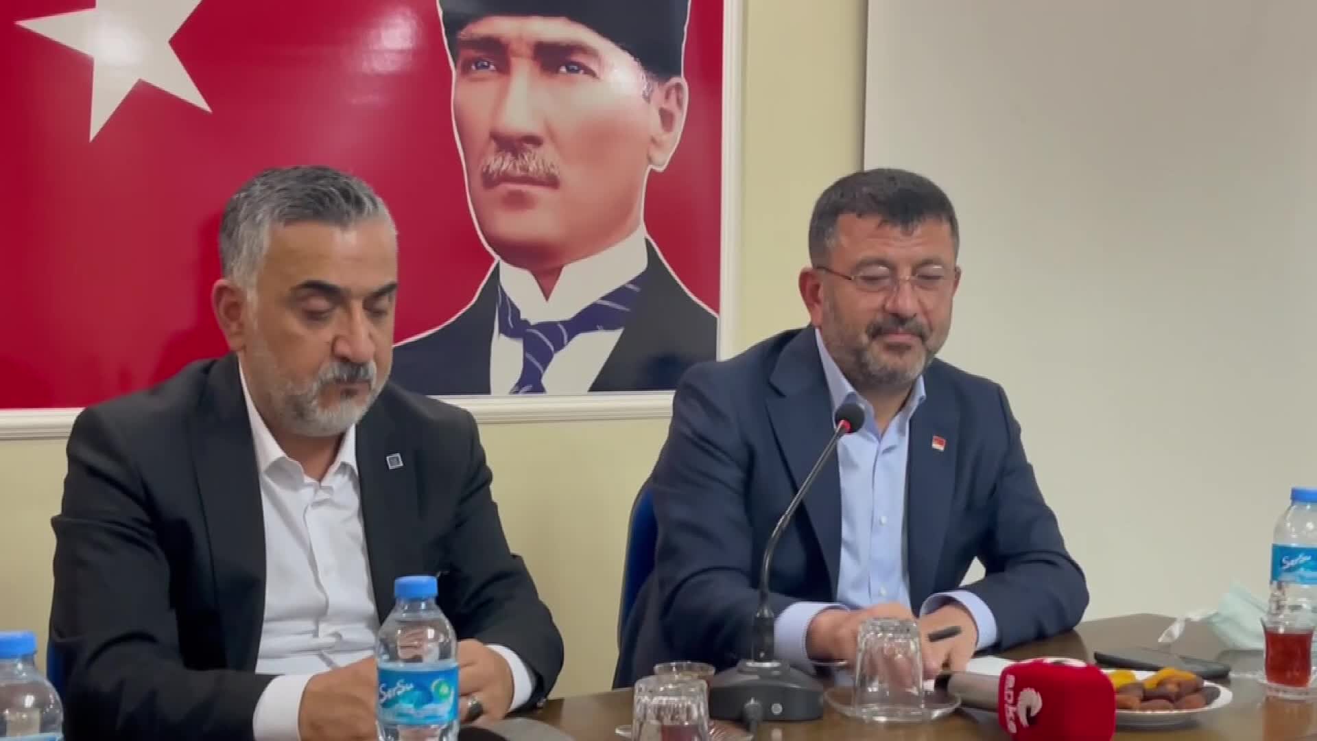 AĞBABA: AK PARTİ GENEL MERKEZİ'NDE PUDRA ÇEKEN İNSANLARLA RESİM VERİRKEN KEŞKE AĞLASAYDI
