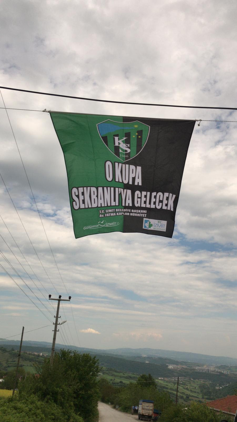 İZMİT'TE YER GÖK YEŞİL-SİYAH!