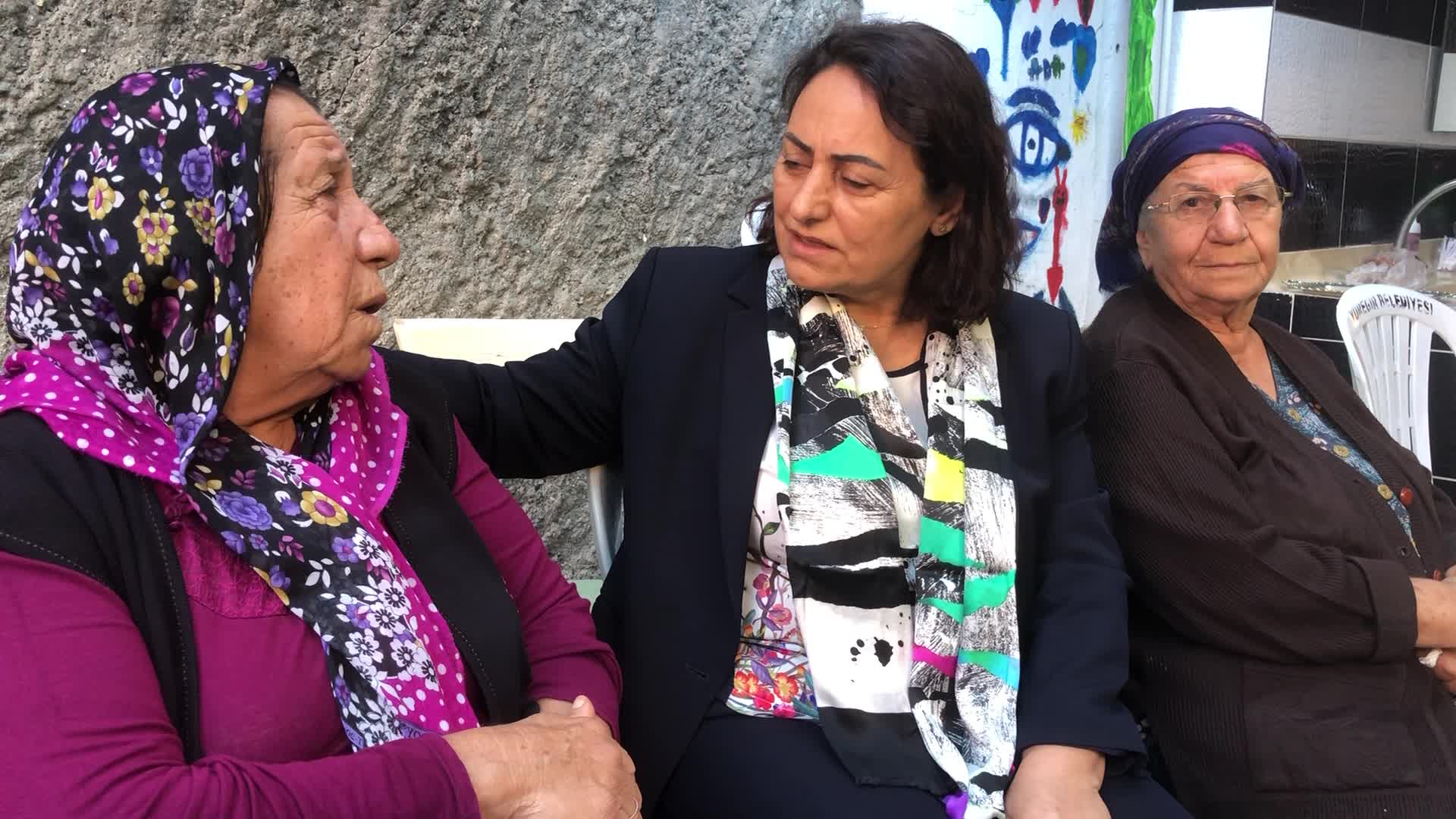 ADANALI YAŞLI KADIN: “AÇ MI KALDIK, SUSUZ MU KALDIK? KİMSENİN UMURUNDA DEĞİLİZ"